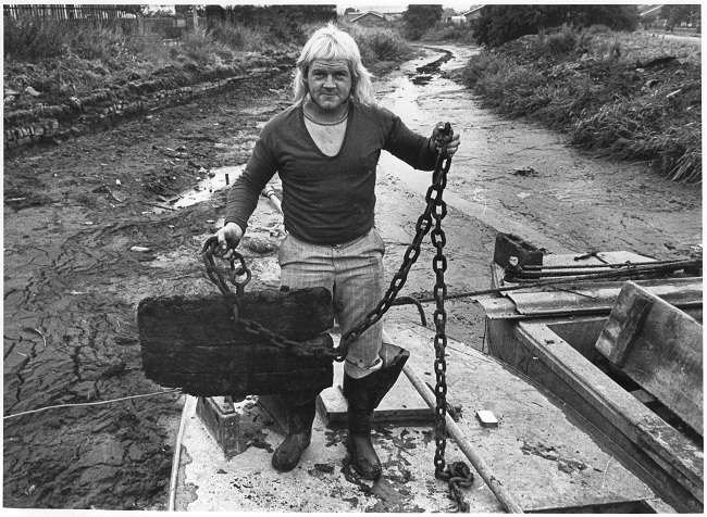 In 1978, a British Waterways dredging gang pulled up a chain which had a lump of wood on the end. This turned out to be a plug about which no one knew. The whole canal between Whitsunday Pie Lock and Retford Town Lock drained away into the River Idle! (From CCtrust)
